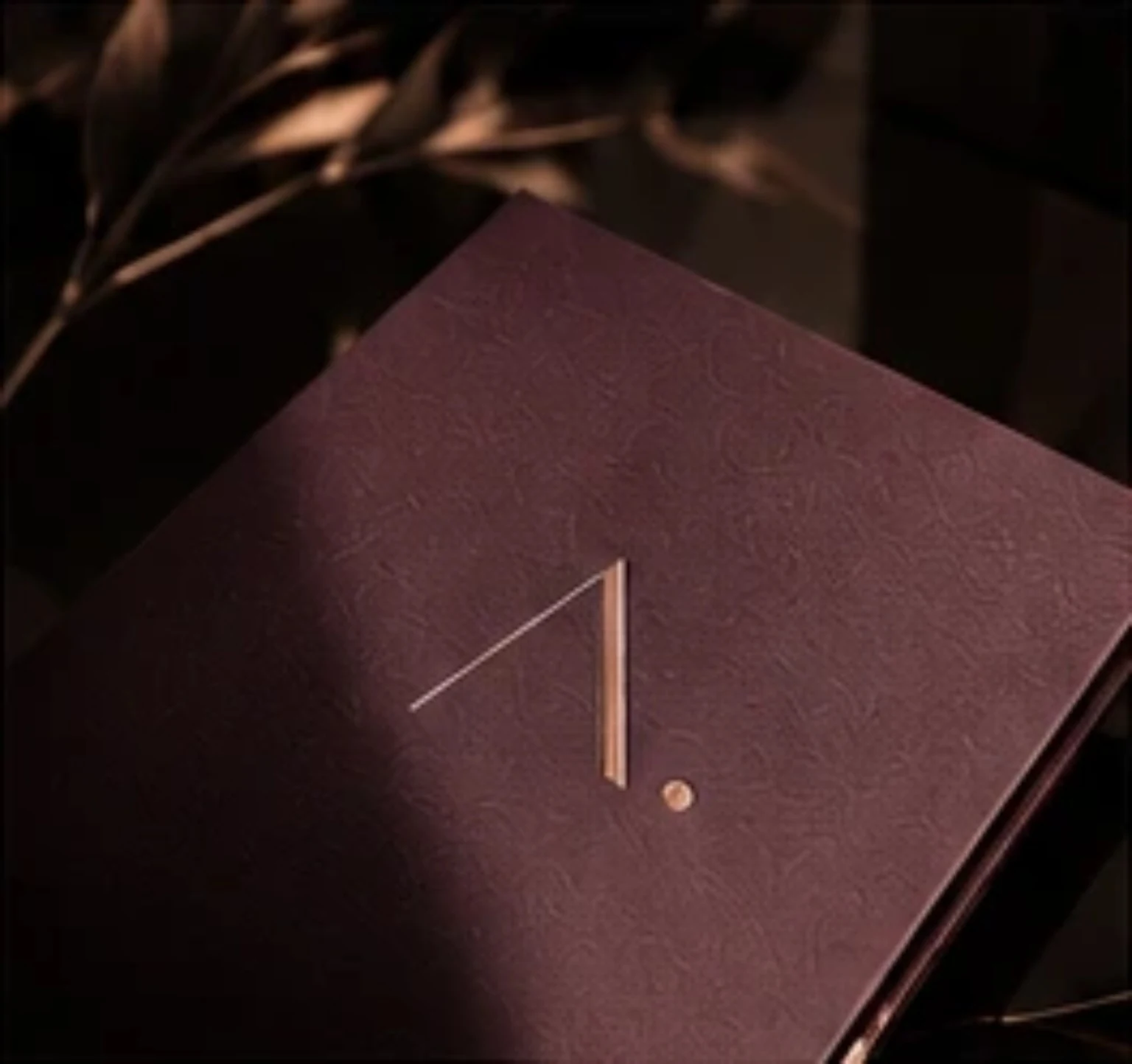 Détail du monogramme du studio